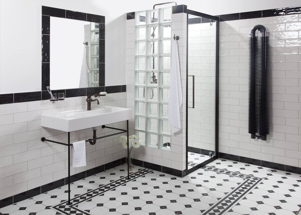 Koupelna kombinující industriální prvky s detaily ve stylu art deco je mimořádně přitažlivá.