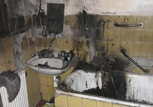 Kvůli riskantnímu roztápění kotle vyhořela koupelna.