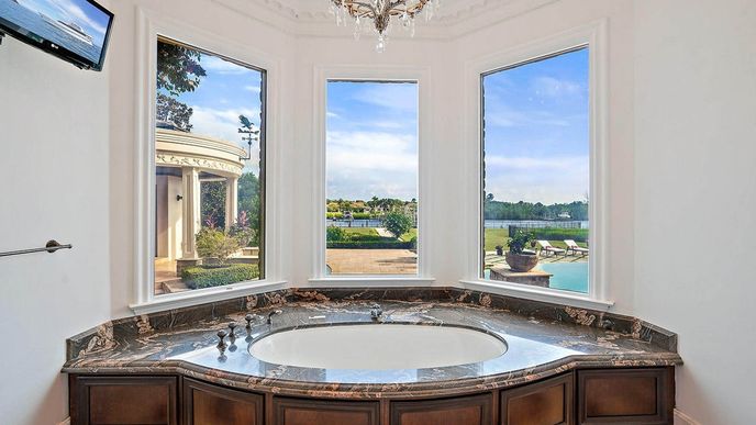 Jedna z 11 koupelen Donalda Trumpa Jr. v jeho domě na Floridě za 200 milionů korun.