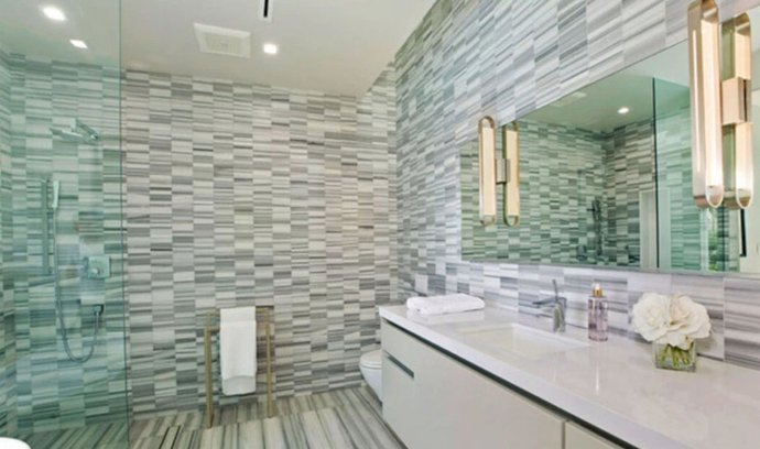 Koupelna britského hudebníka Alexe Da Kida v jeho domě za více než 140 milionů korun v Los Angeles.