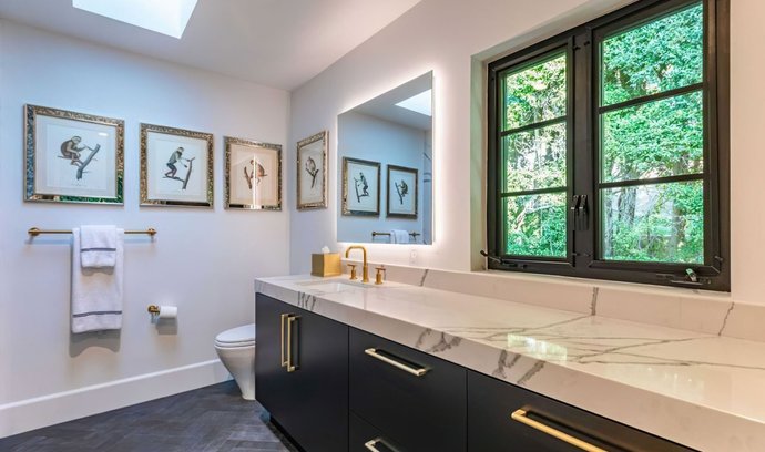 Koupelna v luxusním sídle za více než 200 milionů korun v Beverly Hills, které má patřit Rihanně.