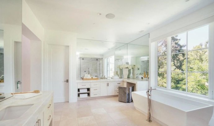 Koupelna v kalifornském domě Madonny, který koupila za více než 400 milionů korun.