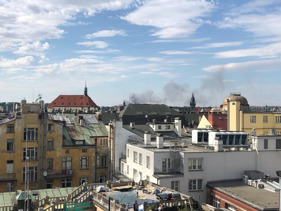 6. července 2019: Požár pole v Úněticích byl vidět až z Prahy.