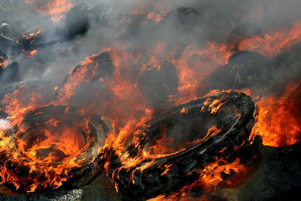 V Tušimicích hořeli pneumatiky
