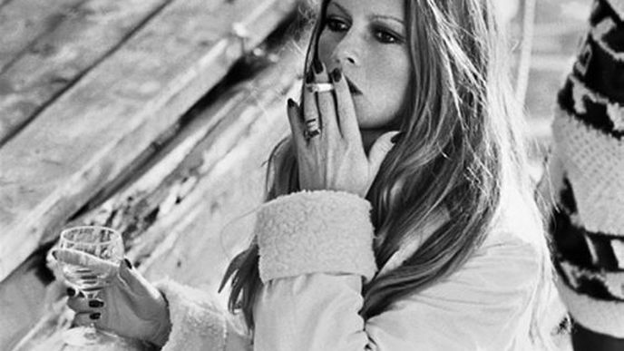 Slavná francouzská herečka Brigitte Bardotová kouřila v mnoha filmech. To ale možná ve Francii zakážou.