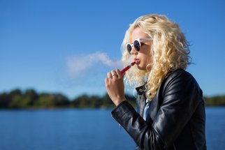 Mladí lidé kouří méně cigaret, jsou ale více ohroženi jejich náhražkami. I kvůli sociálním sítím