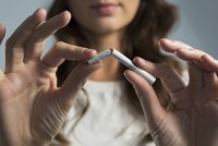 Politik chce prosadit zákaz kouření do sta let: E-cigaretu nebo doutník povolí