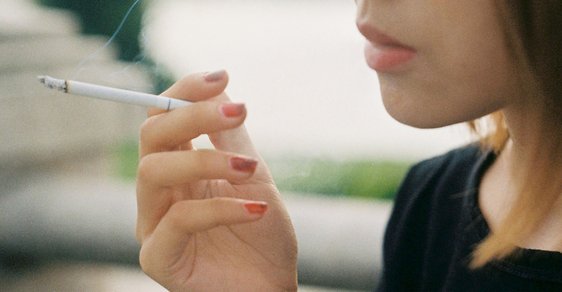 Ironie osudu: Cigarety nepomáhají hubnout. Podle nových studií naopak přispívají k ukládání tuku