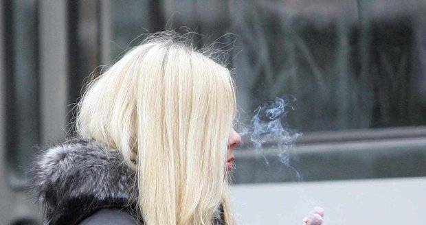 Poprvé vyzkouší cigaretu dítě již ve 12 letech. V  Praze si dokonce poprvé zapálí již v deseti letech.