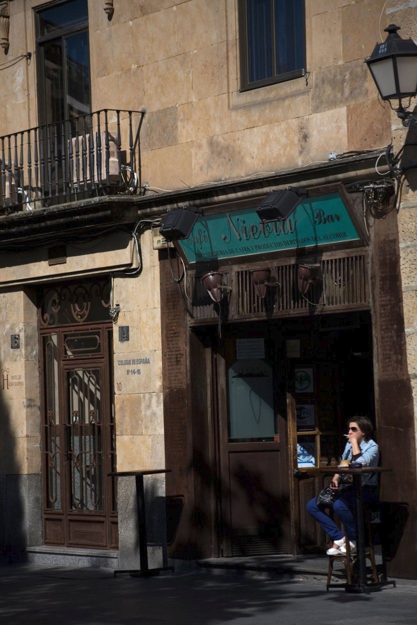 Španělské Katalánsko plánuje zákaz kouření i na zahrádkách barů a restaurací