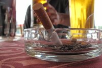 Kuřáci sáhnou po novém roce hlouběji do kapsy: Cigarety zdraží i o čtyři koruny