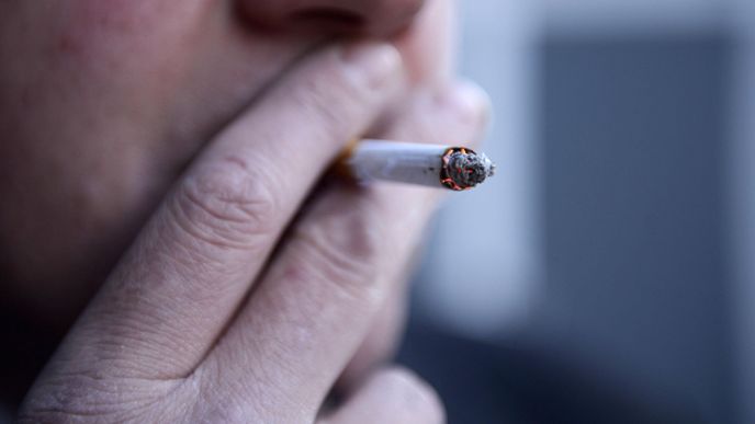 V Británii si kuřáci možná nezakouří ani venku, jedině e-cigarety 