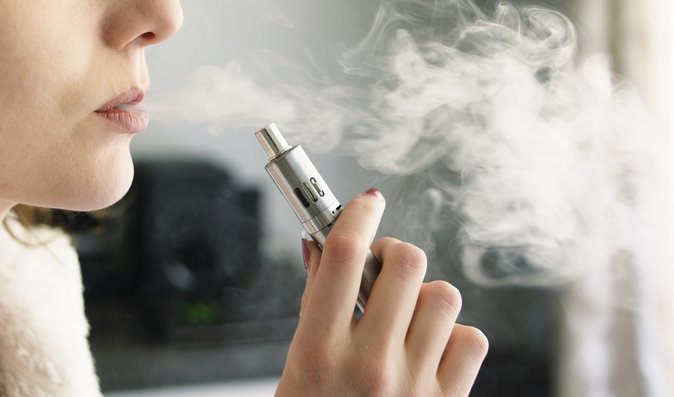 Počet kuřáků elektronických cigaret roste. Podceňují riziko nemocí  