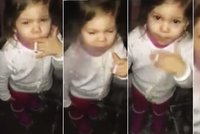 Když rodiče selžou: Malá holčička šlukuje kouř z cigarety jako zkušený kuřák!