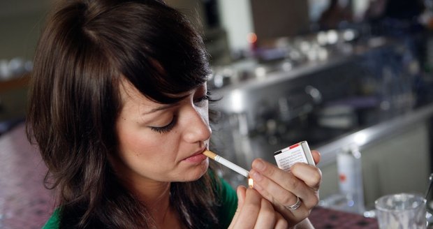 Cigarety podraží až o 7 korun! Kuřáci si připlatí, a navíc je vyženou z restaurací