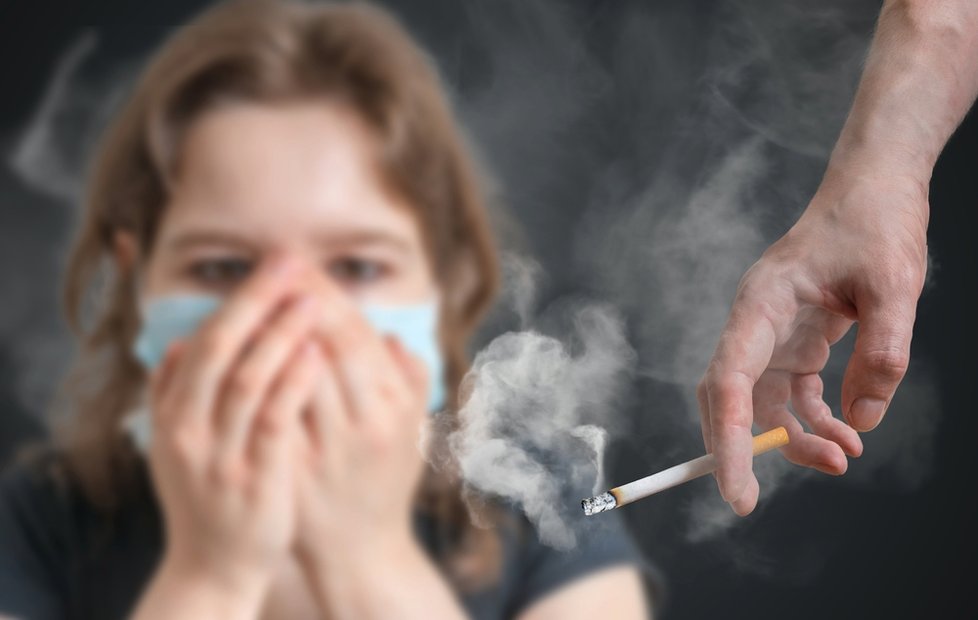 Pasivní kouření zvyšuje riziko rakoviny plic.