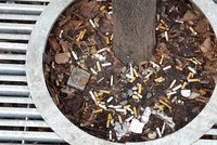 Zastávky MHD hyzdí nedopalky cigaret. „Je těžké kuřáky nachytat,” omlouvá se policie