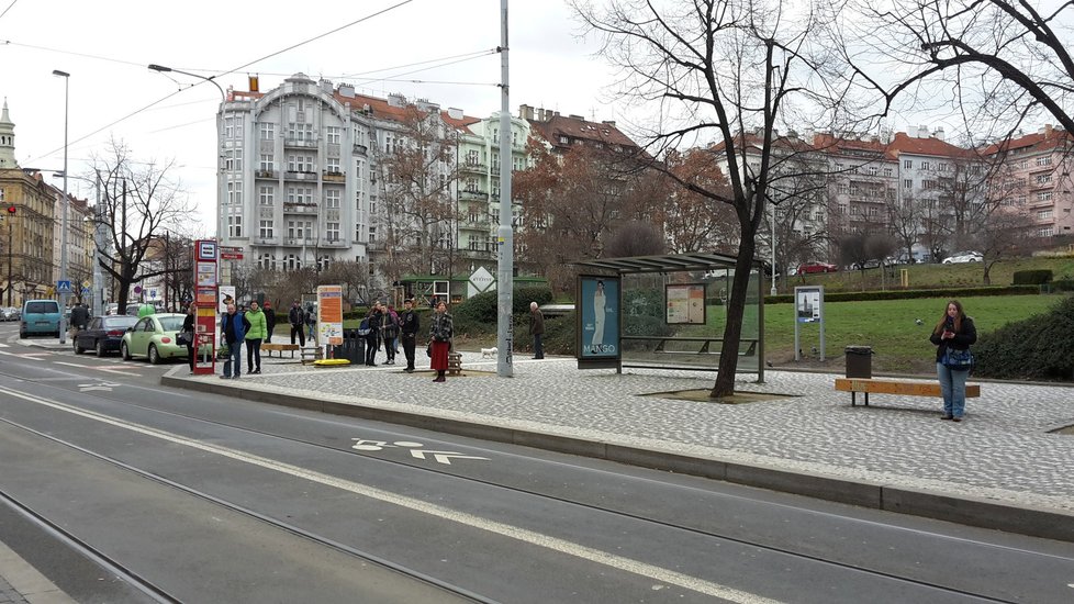 I zastávka Čechovo náměstí má problém s nedopalky.