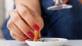 Dým z cigaret zrychluje metabolismus a snižuje účinnost některých léků dokonce až o polovinu.