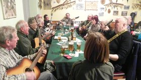 Klubová pivnice U šesti strun v Třebíči. 150 členů spojuje láska k trampingu. Kouření a čepování piva povoleno!