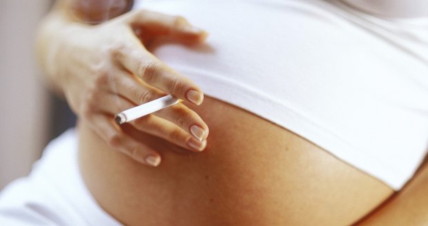 Kouření v těhotensví: Jedovatější než heroin
