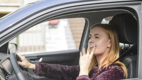 Senátor Václav Hampl z KDU-ČSL se pokoušel zakázat kouření i v autech, pokud v nich jedou děti. U kolegů však narazil.
