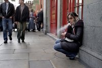 Zákaz kouření i na ulici! Radnice ať si vyberou, odkud vyženou kuřáky, navrhuje zákon