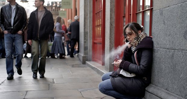 Zákaz kouření i na ulici! Radnice ať si vyberou, odkud vyženou kuřáky, navrhuje zákon