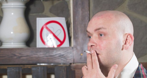 Zákaz kouření platí už i před hospodami. Nový zákon bojuje za zdravější Švédsko