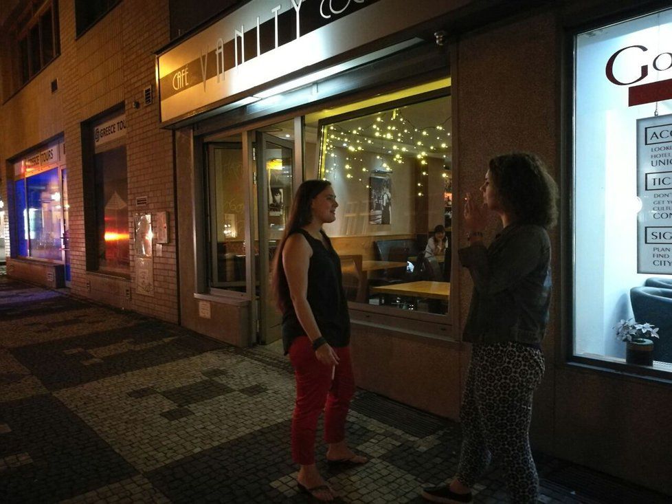 Servírka v Café Vanity v Dlouhé sjednala po půlnoci nápravu a kuřáci už chodili na cigaretu ven
