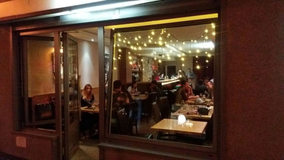 V Café Vanity v pražské Dlouhé ulici se po půlnoci ještě kouřilo. Servírka pak ale všechny upozornila