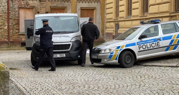 Starostka Kouřimi spáchala sebevraždu?! Pod okny úřadu bezvládně ležela hodiny