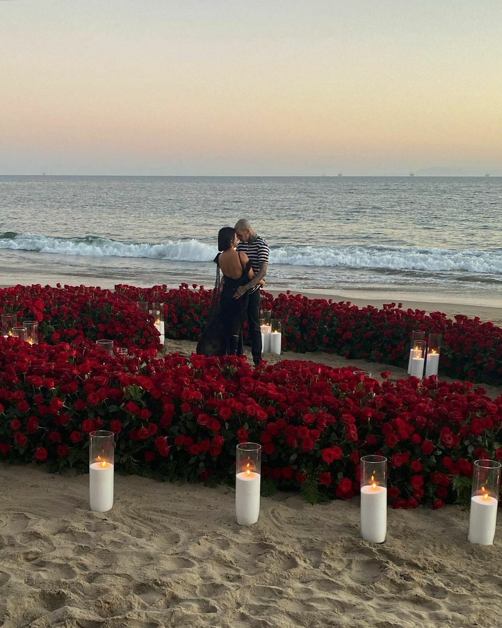 Kourtney Kardashian a Travis Barker se zasnoubili.