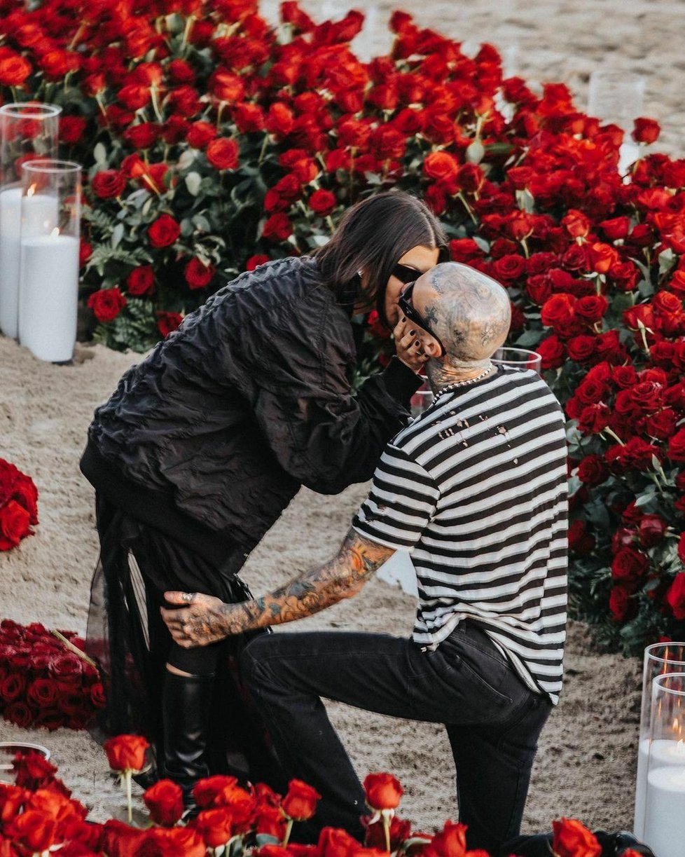 Kourtney Kardashian a Travis Barker se zasnoubili.