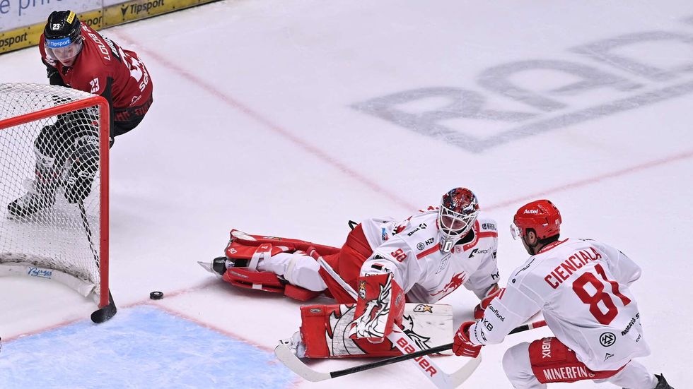 Zleva Pavel Kousal ze Sparty se snaží dostat puk do brány, na snímku dále brankář Ondřej Kacetl a David Cienciala z Třince