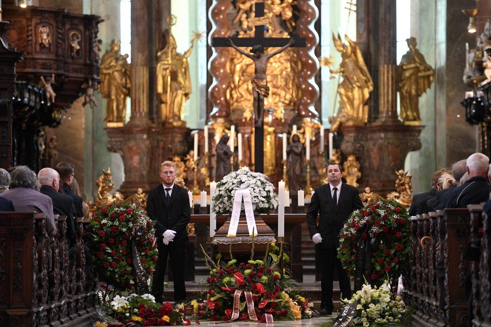 Na 400 lidí se přišlo rozloučit s českým lékařem a zakladatelem československé dětské onkologie Josefem Kouteckým do baziliky Nanebevzetí Panny Marie na Strahově. Zemřel 5. 7. 2019 ve věku 88 let (13. 7. 2019)