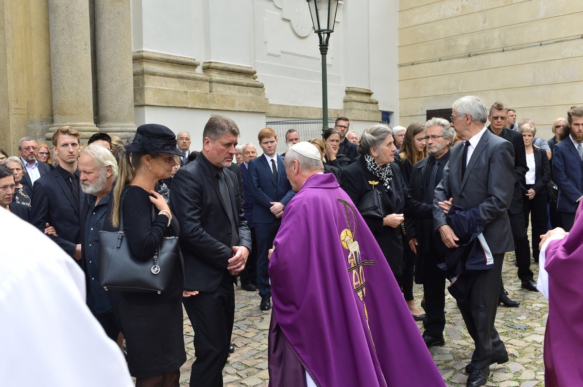 Poslední rozloučení s Josefem Kouteckým (†88): Dorazily stovky hostů (13. 7. 2019)