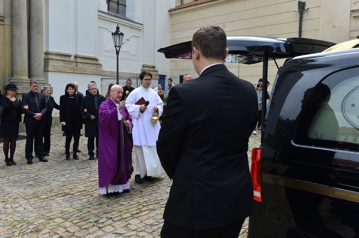 Poslední rozloučení s Josefem Kouteckým (†88): Dorazily stovky hostů (13. 7. 2019)