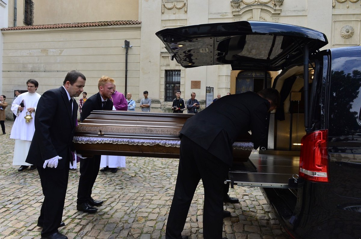 Poslední rozloučení s Josefem Kouteckým (†88): Dorazily stovky hostů (13. 7. 2019)