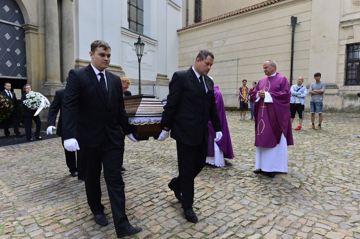 Poslední rozloučení s Josefem Kouteckým (†88): Dorazily stovky hostů (13. 7. 2019)