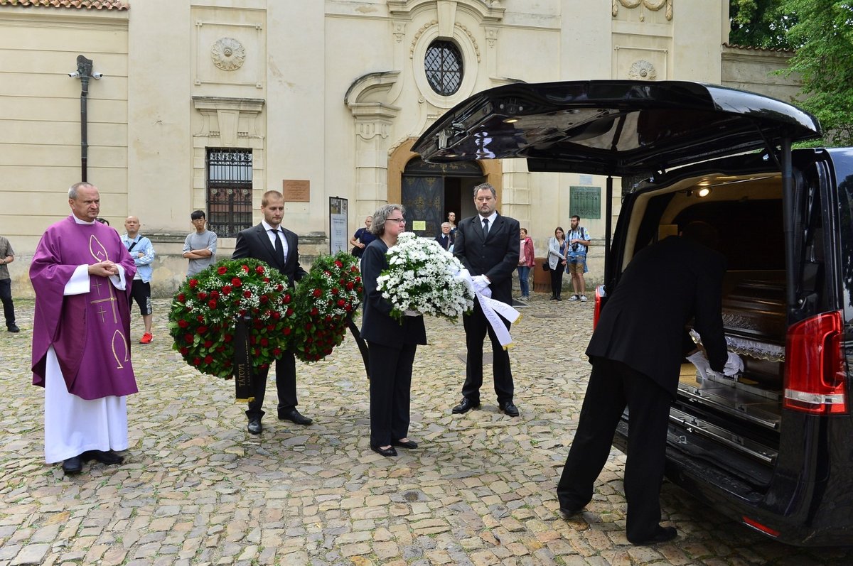 Poslední rozloučení s Josefem Kouteckým (†88): Dorazily stovky hostů (13. 7. 2019)