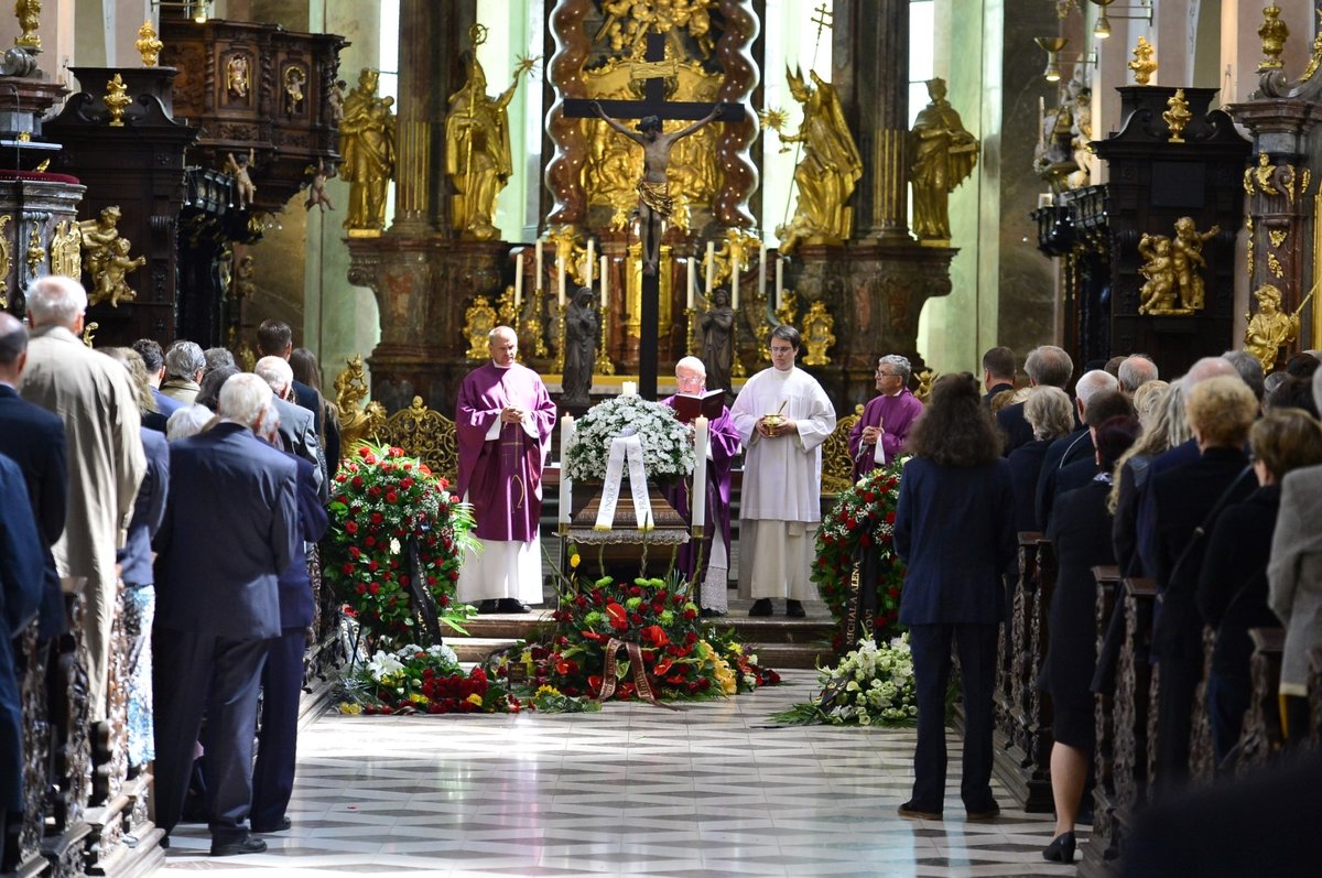 Poslední rozloučení s Josefem Kouteckým (†88): Dorazily stovky hostů (13. 7. 2019)