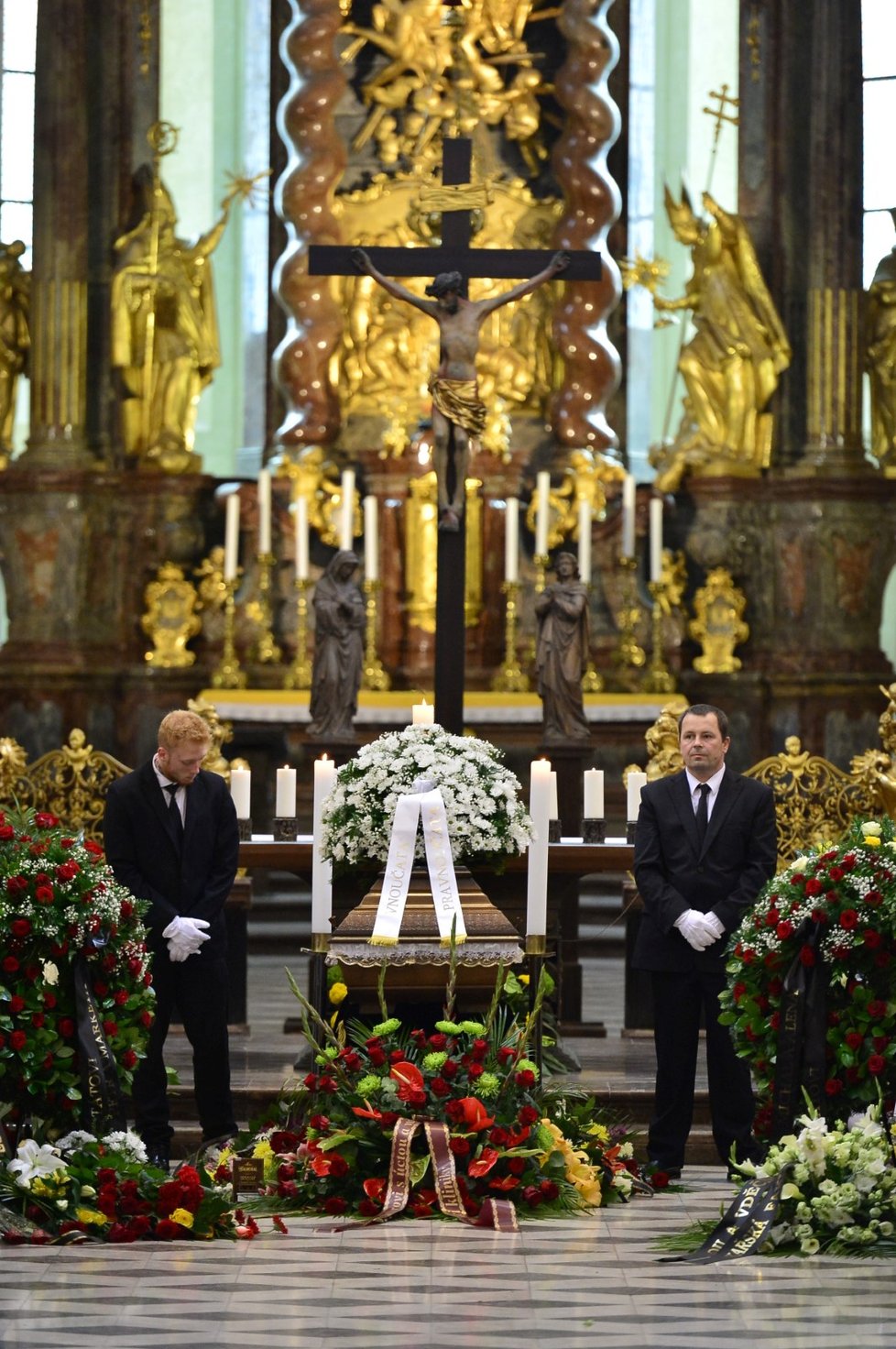 Poslední rozloučení s Josefem Kouteckým (†88): Dorazily stovky hostů. (13. 7. 2019)