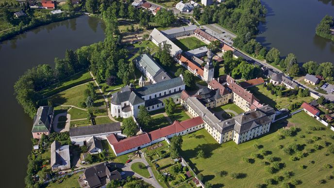 Letecký pohled na bývalý klášter Studnice Blahoslavené Panny Marie.