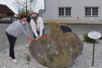 Zázračný kámen z Vlčí hory v Černošíně: Autistce Barunce bere vzteklost! Snížili ji i léky