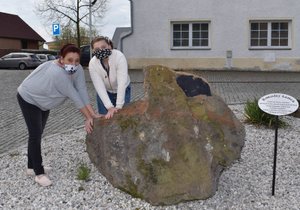 Barunka Glazerová s maminkou Ivanou u černošínského kouzelného kamene. Dotýkat se ho lze kdekoli, nejen na vybroušené plošce.