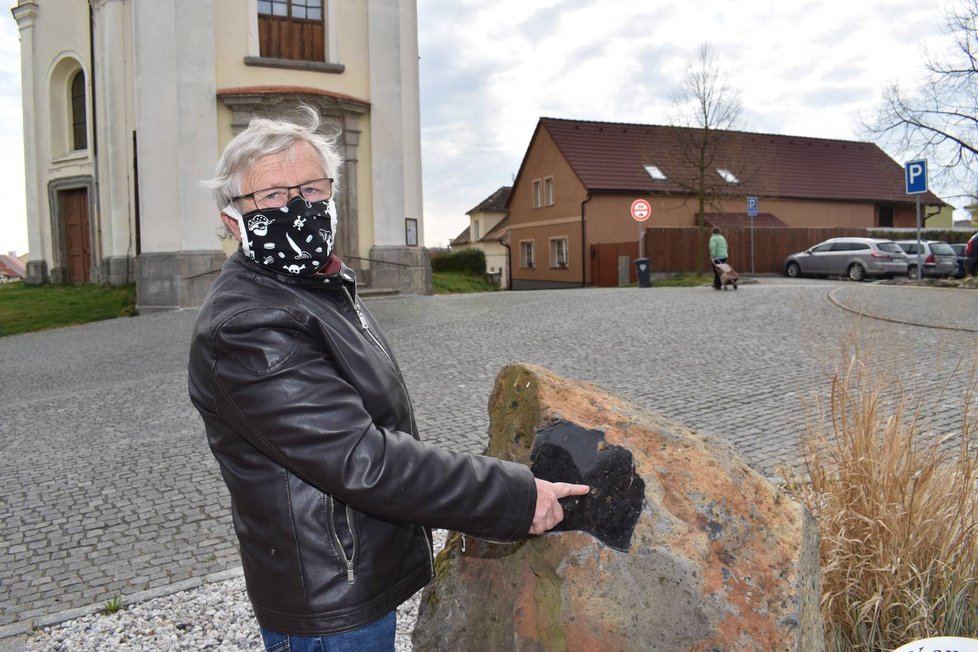 Starosta Černošína Miroslav Plincelner ukazuje místa, kde v čediči byly olivíny. Ty po vybroušení vypadly.