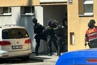 Ozbrojená zásahovka v Brně: Babička (90) vyděsila sousedky střelbou