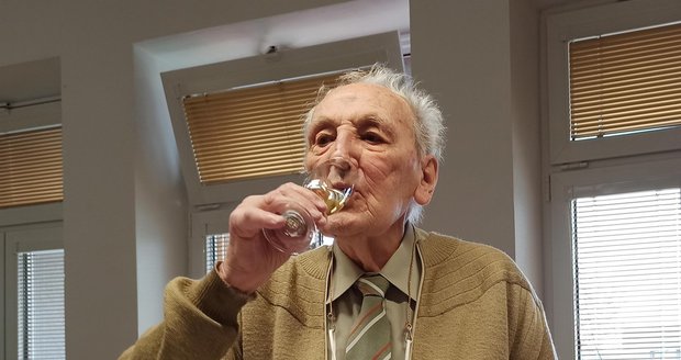 Karel Koval z Bašky oslavil 100. narozeniny v plné formě. Podle něj za to může jeho vášeň pro šachy, která mu "cvičí závity".