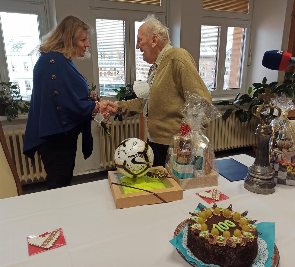 Gratulantů, kteří přišli poblahopřát Karlovi Kovalovi z Bašky ze 100. narozeninám, bylo opravdu hodně.